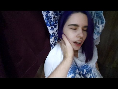 ❤️ Natagpuan ang aking kapatid na babae sa aparador at tinulungan ang kanyang cum ❌ Porno sa amin ﹏
