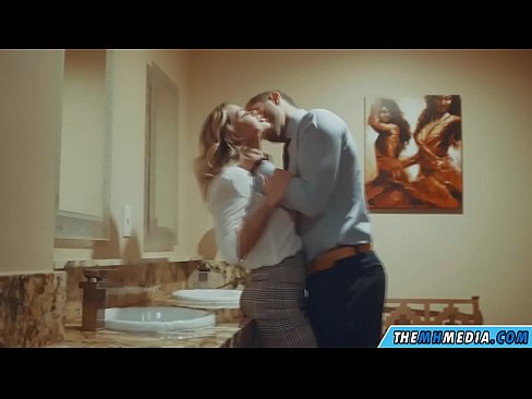 ❤️ Kapag ang isang busty blonde seduces sa isang pampublikong banyo ❌ Porno sa amin ﹏
